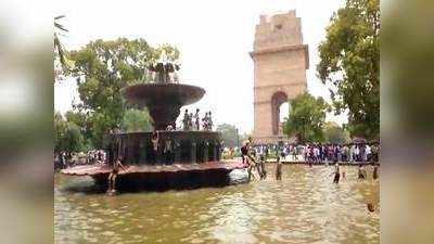 People throng India Gate on Eid; kids jump into ponds to beat the heat 