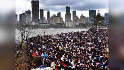 Eid celebrants ignore high-tide advisory, create nuisance for cops near Haji Ali dargah 