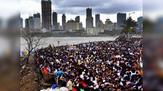 Eid celebrants ignore high-tide advisory, create nuisance for cops near Haji Ali dargah 