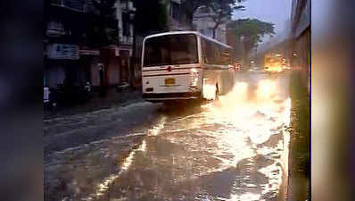 मुंबई: भारी बारिश ने थामी लोकल की रफ्तार