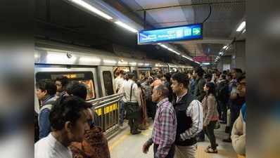 मेट्रो में मोबाइल चुराते पकड़ा गया चोर,लोगों ने जमकर पीटा
