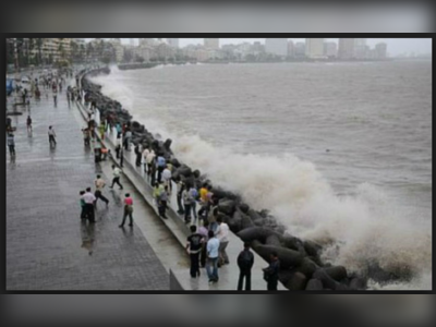 অঝোর বৃষ্টিতে জলমগ্ন বাণিজ্য নগরী