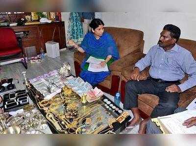 ‘పాము’ అవినీతి సంపాదన రూ.1000 కోట్లు?