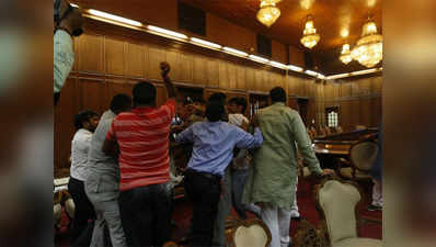 दिल्ली विधानसभा: सत्येंद्र जैन पर AAP कार्यकर्ताओं ने फेंके पर्चे, विधायकों ने की पिटाई