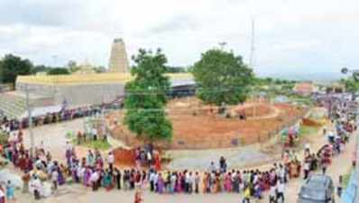 ಚಾಮುಂಡೇಶ್ವರಿ ದರ್ಶನಕ್ಕೆ ಭಕ್ತ ಸಾಗರ