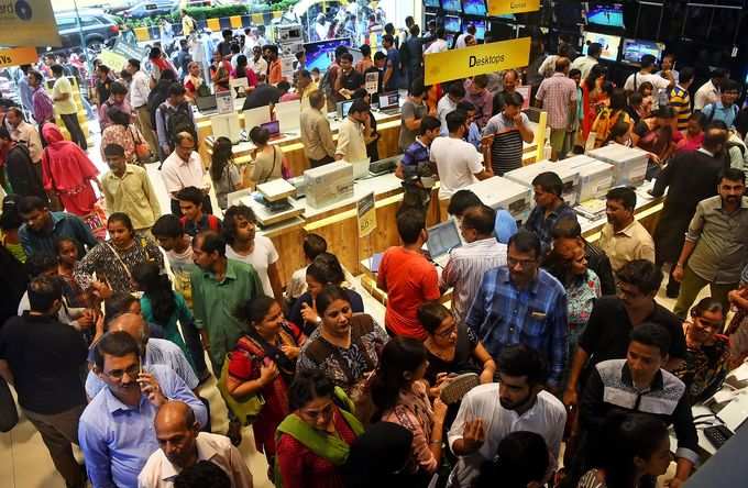 जीएसटी लागू होने से पहले मुंबई में शुक्रवार  को दुकानों पर इलेक्ट्रॉनिक्स आइटम्स के खरीददारों की लगी भीड़।