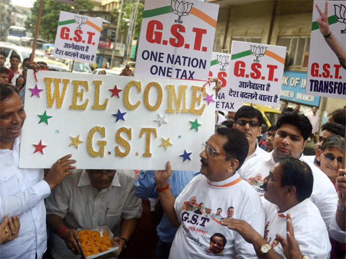 मुंबई में जीएसटी लागू होने से पहले उसके समर्थन में बीजेपी नेताओं ने मनाया जश्न।