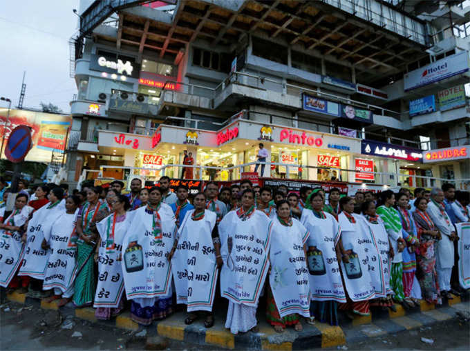 अहमदाबाद में जीएसटी के विरोध में कांग्रेस पार्टी के विरोध प्रदर्शन में शामिल हुईं महिलाएं।
