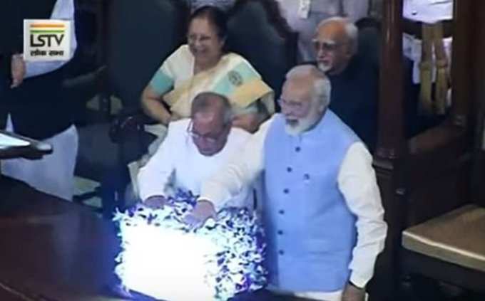 प्रधानमंत्री नरेंद्र मोदी और राष्ट्रपति प्रणब मुखर्जी ने बटन दबाकर किया जीएसटी लॉन्च।