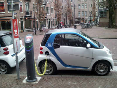 लंदन में अब स्ट्रीट लैंप्स से चार्ज होंगी इलेक्ट्रिक कारें