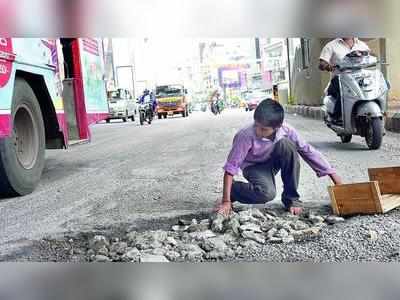 সাবাশ! একা হাতেই রাস্তার গর্ত বোজাচ্ছে এই ১২-র খুদে