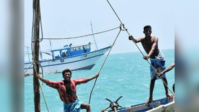 मछुआरों ने श्रीलंका की फाइबर ग्लास से बनी नौका को पकड़ा
