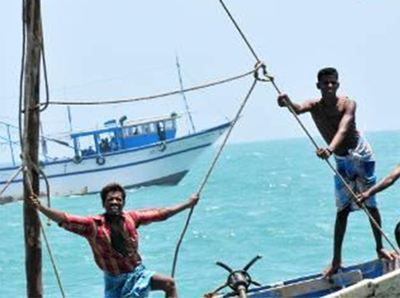 मछुआरों ने श्रीलंका की फाइबर ग्लास से बनी नौका को पकड़ा
