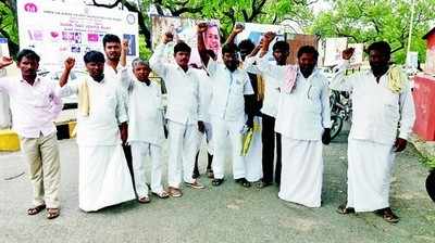 ಫಲಾನುಭವಿಗಳಿಗೆ ಹಕ್ಕು ಪತ್ರ ವಿತರಣೆಗೆ ಒತ್ತಾಯ