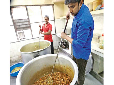 হোস্টেলে রাঁধুনির কাজ, আবেদন করছেন ইঞ্জিনিয়ার, পোস্ট গ্র্যাজুয়েট’রা!