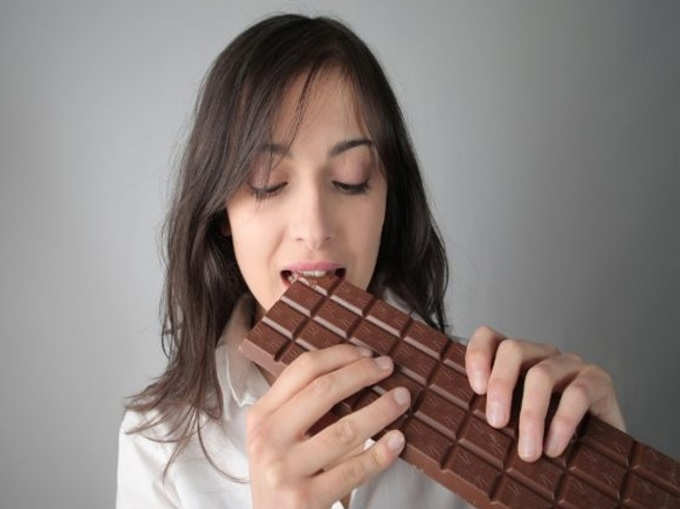 विज्ञान कहता चॉकलेट से हमें खुशी मिलती है