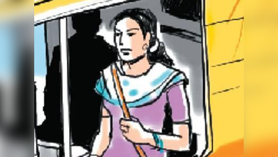 मुबंई लोकल में की अश्लीलता, शिकायत करने पर युवती पर हंसी पुलिस