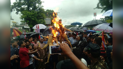 আজও জ্বলছে পাহাড়, গুরুংদের কুশপুতুল পুড়িয়ে প্রতিবাদ স্থানীয়দের