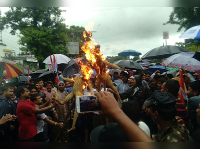 আজও জ্বলছে পাহাড়, গুরুংদের কুশপুতুল পুড়িয়ে প্রতিবাদ স্থানীয়দের