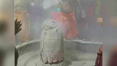 Devotees throng Mahakaleshwar temple to offer prayers on the first day of Saawan 