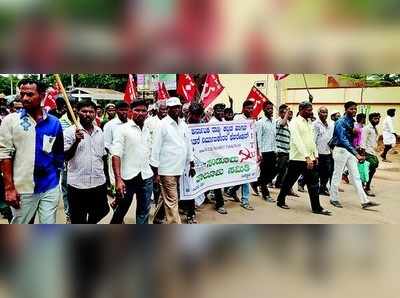 ಬೇಡಿಕೆ ಈಡೇರಿಸಲು ಒತ್ತಾಯಿಸಿ ಧರಣಿ