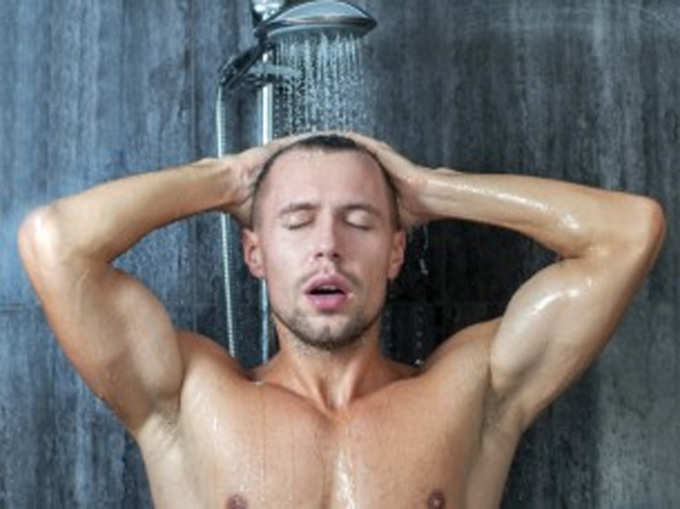 बारिश में भीगने के बाद गर्म पानी से नहाएं
