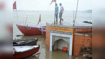 बनारस में बाढ़ का खतरा, डूबने लगीं घाटों की सीढ़ियां