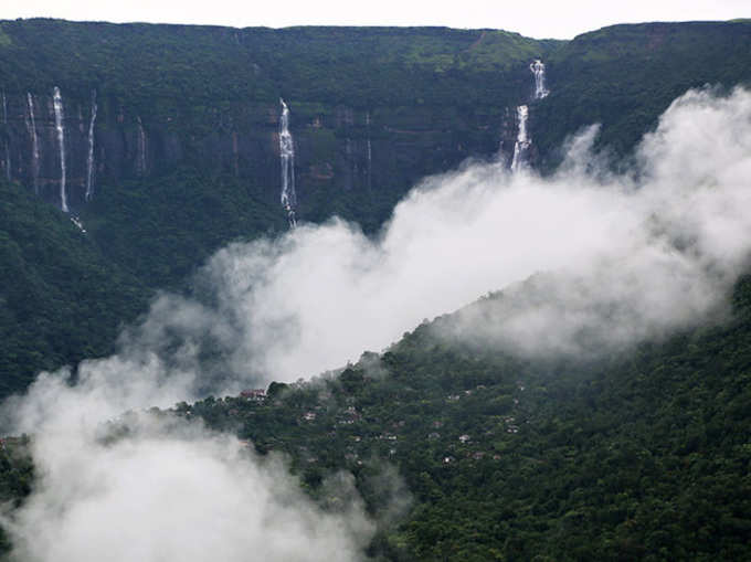 बादलों से घिरा रहता है मॉसिनरम