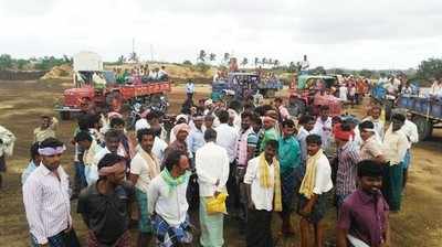 ಕೂಲಿಕಾರರೇ ಬಂದರೂ ಹಾಕಲಿಲ್ಲ ಹಾಜರಿ !