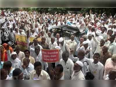 पेन्शनधारकांचा पावसात पीएफ कार्यालयावर मोर्चा