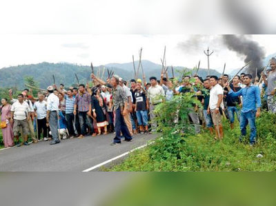 মোর্চার তাণ্ডবে মন্ত্রীকে ফিরতে হল মাঝপথে