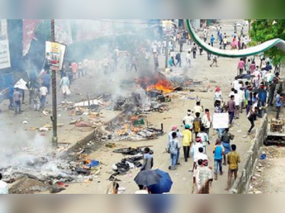 রায়গঞ্জে তির-ধনুক হাতে নিয়ে রুদ্রমূর্তি আদিবাসীদের