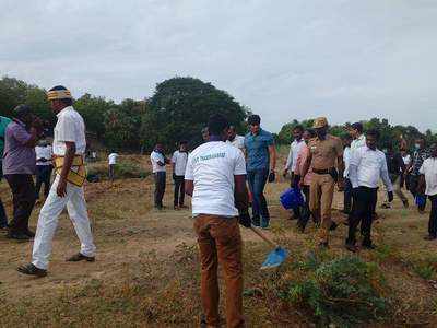 ஜீவ நதியை காப்பாற்றும் முயற்சியில் கல்லூாி மாணவா்கள்