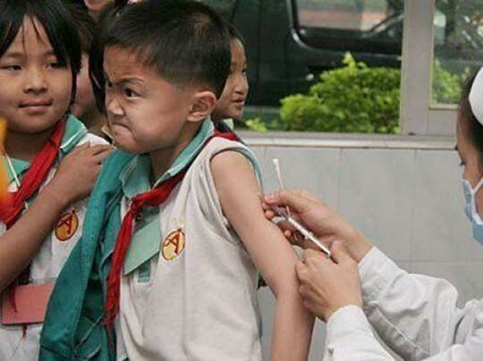 फनी तस्वीरें: बीमारी से डर नहीं लगता साहब, इंजेक्शन से लगता है! - funny expressions of taking injection - Navbharat Times फनी तस्वीरें: बीमारी से डर नहीं लगता साहब, इंजेक्शन से लगता है! - funny expressions of taking injection - Navbharat Times