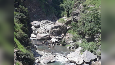 जम्मू-कश्मीर: बनिहाल के नजदीक खाई में गिरी अमरनाथ यात्रियों की बस, 16 की मौत
