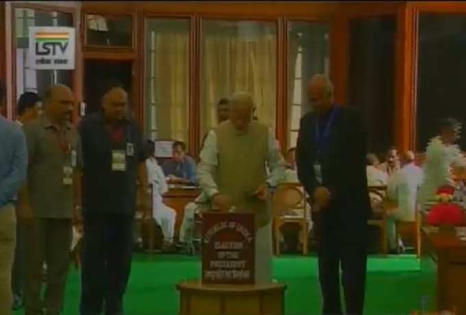 नवी दिल्ली: पंतप्रधान नरेंद्र मोदी यांनी केलं राष्ट्रपतिपदासाठीचं मतदान