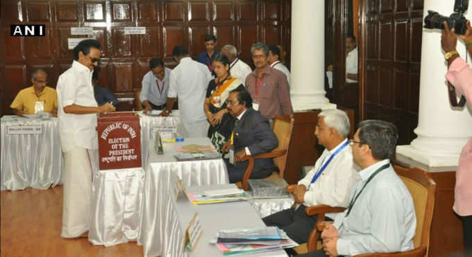 डीएमके के कार्यकारी अध्यक्ष एम.के. स्टालिन ने तमिलनाडु विधानसभा में डाला वोट।