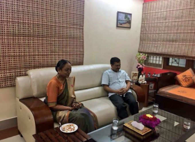 विपक्ष की उम्मीदवार मीरा कुमार से दिल्ली के मुख्यमंत्री अरविंद केजरीवाल ने की थी मुलाकात।