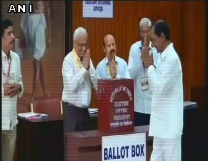 तेलंगाना के सीएम केसी राव ने हैदराबाद में राष्ट्रपति चुनाव के लिए डाला वोट।