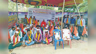 ರಸ್ತೆ ಡಾಂಬರೀಕರಣಕ್ಕಾಗಿ ಅಹೋರಾತ್ರಿ ಉಪವಾಸ