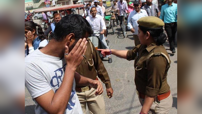 राह चलते छेड़छाड़ करने वाले से लड़की ने पैर पकड़वाकर मंगवाई माफी