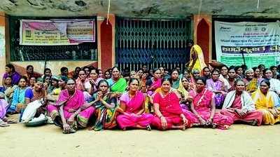 ಕೂಲಿ ನೀಡಲು ಒತ್ತಾಯಿಸಿ ಗ್ರಾ.ಪಂ.ಗೆ ಬೀಗ