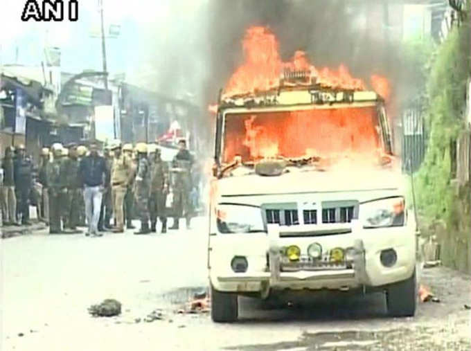 पश्चिम बंगाल: स्वतंत्र गोरखालँडच्या मागणीसाठी दार्जिलिंगमध्ये आंदोलन अजूनही सुरू; बुधवारी आंदोलकांनी पोलीस वाहनाला आग लावली
