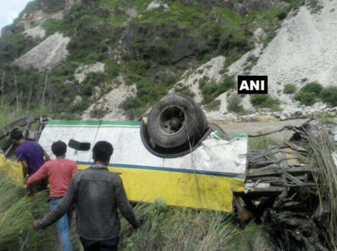 हिमाचल प्रदेश: शिमल्यामधील रामपूरजवळ बस दरीत कोसळली; २० हून अधिक प्रवासी ठार