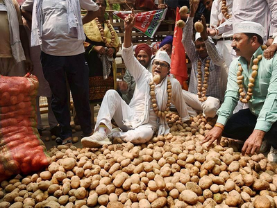 ರೈತರ ಆತ್ಮಹತ್ಯೆ: ಉಚಿತವಾಗಿ ಆಲೂಗಡ್ಡೆ ವಿತರಿಸಿ ಪ್ರತಿಭಟನೆ