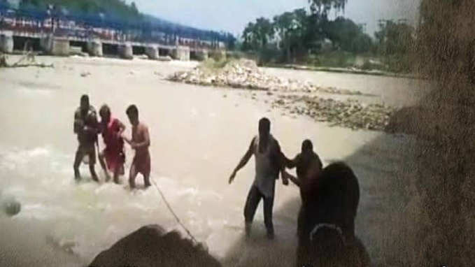 On cam: Police rescue ‘kaanwariyas’ from drowning in Haridwar 