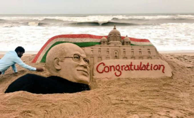 सुदर्शन पटनायक ने अपने अंदाज में रामनाथ कोविंद को दी बधाई, बनाई रेत कलाकृति।
