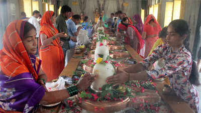 Devotees throng temples on occasion of Sawan Shivratri 