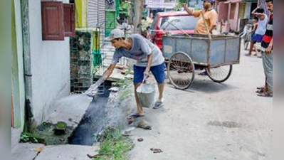 ঘর ছাড়ছেন ভীত বাসিন্দারা