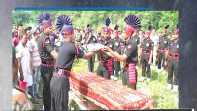 Last rites of martyred soldier Shashi Kumar performed with full military honours 